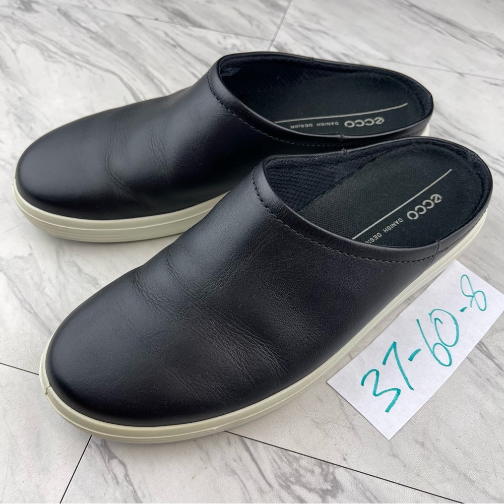•Ecco women’s 6-6.5 / 37 slip on leather sneaker shoes flats